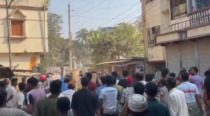 গরু ও দোকানে গাড়ির ধাক্কা লাগায় দুই গ্রামবাসীর তুমুল সংঘর্ষ, আহত ২০